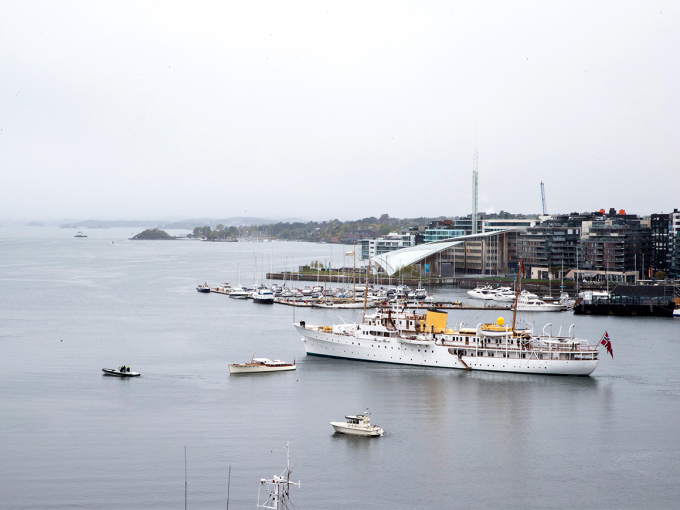 Kongeskipet på vei ut fjorden med gjestene sine om bord. Foto: Vidar Ruud / NTB scanpix